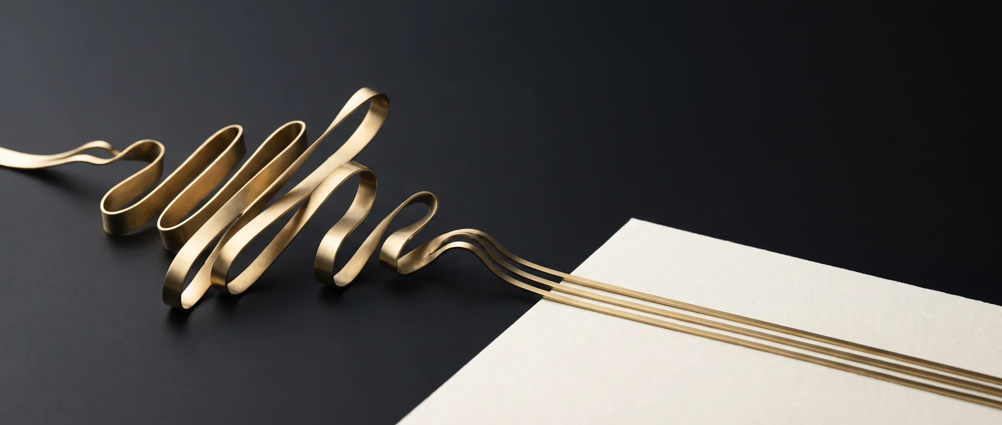 Goldene Schallwelle, die auf Papier zu geraden Textzeilen wird